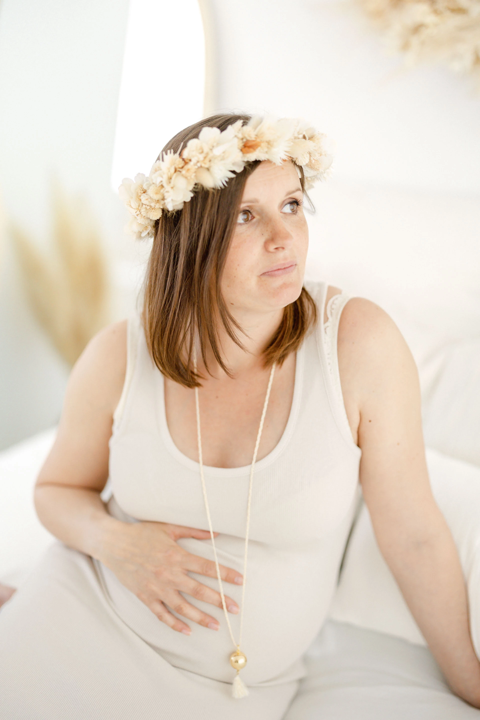 main bijoux cheveux longs bonheur composition florale